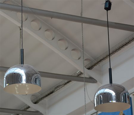 Coppia di lampade a sospensione con calotta in acciaio cromato e struttura in...
