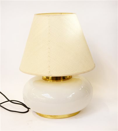 Lampada da tavolo ad una luce con struttura in ottone, corpo in vetro lattimo...