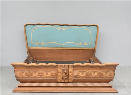 Letto matrimoniale impiallacciato, lastronato e intagliato in radica e legno...