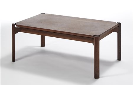 Tavolo basso in legno scuro massello e impiallacciato. Produzione Tecno, fine...