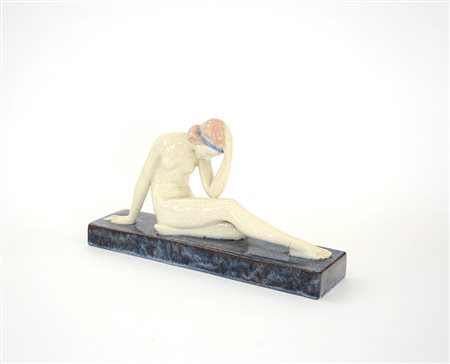 “Nudo femminile”. Scultura in ceramica smaltata in policromia sottovetrina....