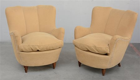 Coppia di poltroncine imbottite con piedi tronco piramidali rivestite in...