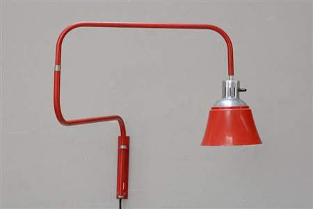 Lampada a parete snodabile in tubolare d'acciaio e alluminio laccato rosso e...