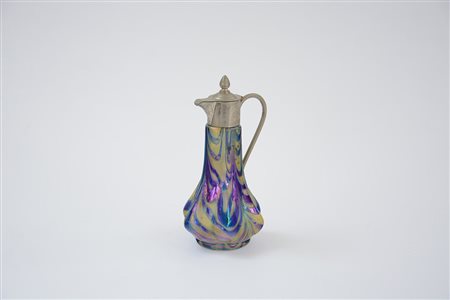 Manifattura austriaca Caraffa in vetro opalescente e iridescente e metallo....