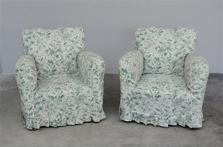 Coppia di poltrone imbottite con schienale e braccioli sagomati. Italia, anni...
