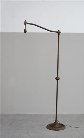 Lampada da terra ad una luce con montanti in ferro, raccordi e basamento in...