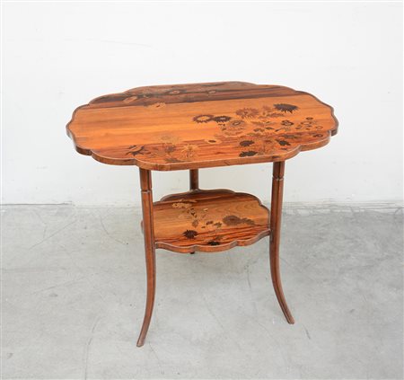 Tavolo a due ripiani in legno con motivi vegetali. Firmato "Emile Gallé...