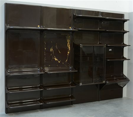 Libreria composta da quattro moduli verticali a ripiani e stipi, stampati in...