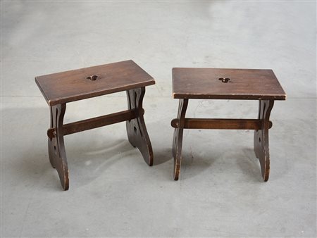 Coppia di sgabelli Liberty in legno massello, ascrivibili al gusto di...