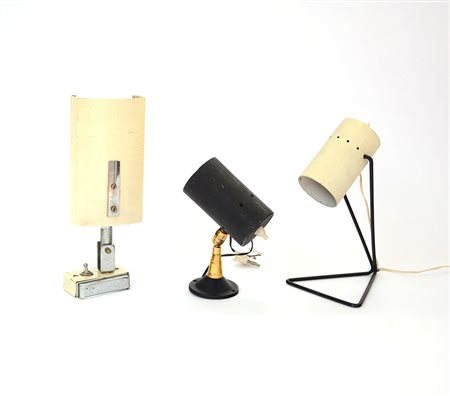 Stilnovo (attribuito) Lotto composto da due lampade da parete con paralumi in...