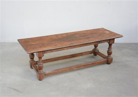 Tavolo da salotto di forma rettangolare con quattro gambe tornite riunite da...