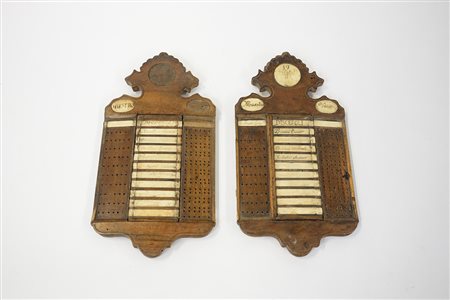 Coppia di lavagnette scolastiche in legno di forma sagomata con elementi in...