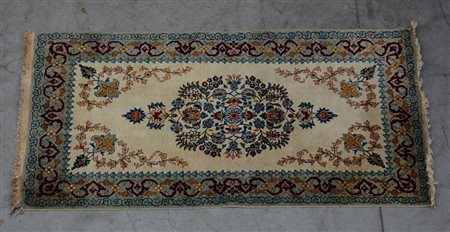 [Tappeti] Tappeto Sparta, Anatolia, sec. XX. Disegno con medaglione floreale...