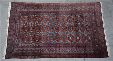 [Tappeti] Tappeto Bhoukara, Pakistan, sec. XX. Disegno nei toni dell'arancio,...