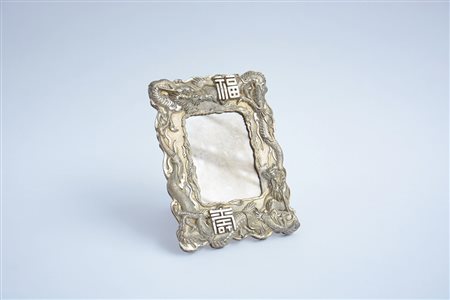 Cornice cinese in metallo argentato e stagno