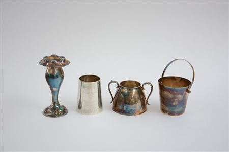 Lotto di quattro pezzi in metallo argentato