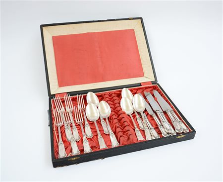 Posto tavola da sei persone in metallo argentato composto da sei forchette,...