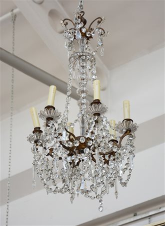 Lampadario a sei fiamme in bronzo decorato a pendagli. Sec. XIX (h. cm 90)