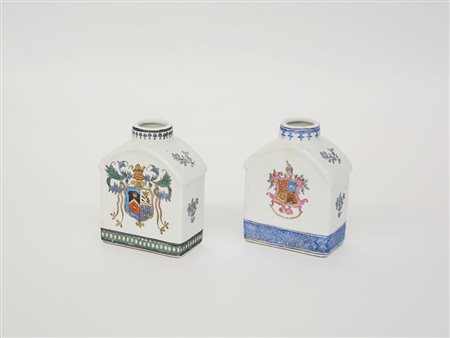 Manifattura inizio sec. XX. Coppia di bottiglie in porcellana decorata in...