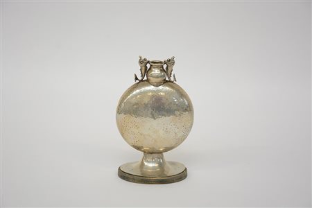 Vasetto in argento di forma lenticolare con superficie martelè e applicazioni...