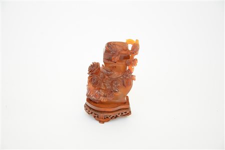 Piccolo vaso con coperchio in agata corniola decorato con uccelli e rami in...