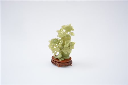 Vaso con coperchio in pietra dura scolpito con coppia di uccelli tra fiori di...