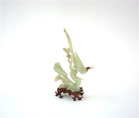 Scultura in pietra dura raffigurante uccelli dalla lunga coda su rami, base...