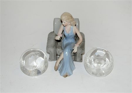 Lotto composto da due fermacarte in vetro e una statuetta in ceramica...