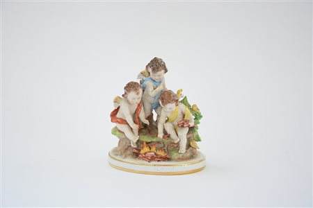 Manifattura del sec. XX "Allegoria del fuoco" gruppo in porcellana (h. cm 20)