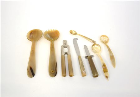 Gruppo di otto posate da servizio in corno