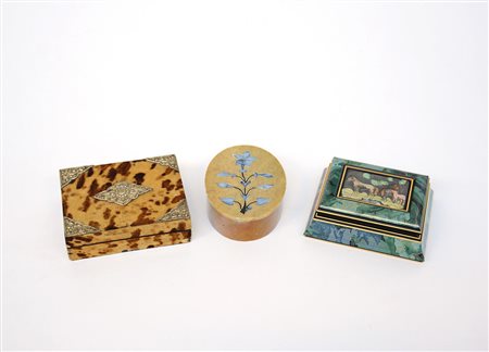 Lotto composto da una scatola della fine del sec. XIX rivestita in tartaruga...