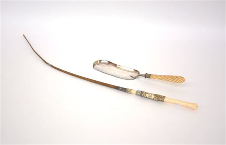 Lotto composto da un frustino da cavallo con impugnatura in argento e avorio...