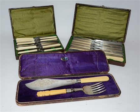 Lotto composto da tre custodie contenenti coltelli e posate da dolce in...