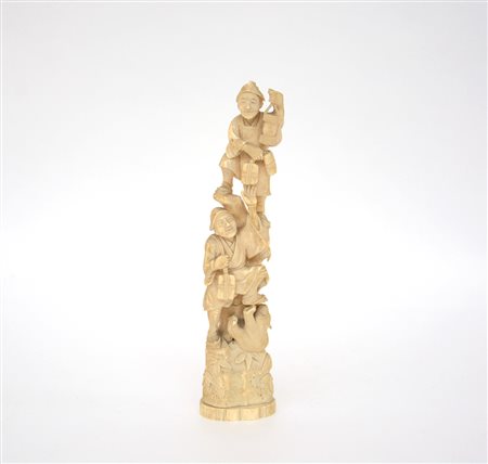 Gruppo in avorio scolpito raffigurante due viandanti e cucciolo di orso....