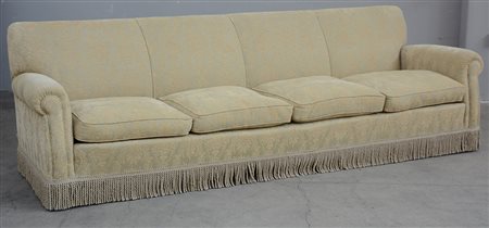 Divano a quattro posti rivestito con tessuto operato con passamaneria a...