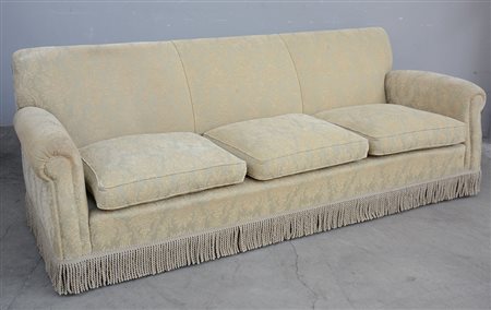 Divano a tre posti rivestito con tessuto operato con passamaneria a frange...