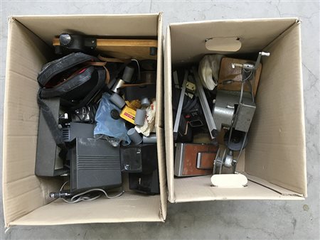 Lotto di due cartoni contenenti attrezzature fotografiche e cinematografiche...