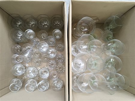 Lotto di due cartoni contenenti numerosi bicchieri di differenti fatture...