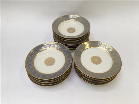 Manifattura francese, parte di servizio da tavola in porcellana con tesa...