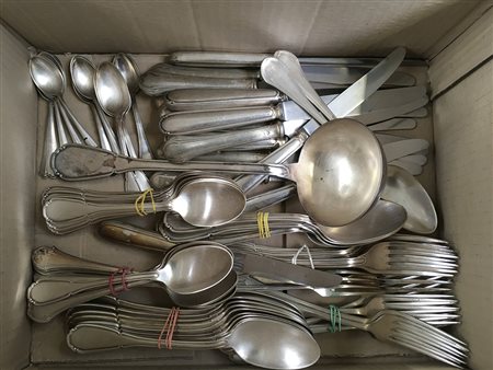 Cartone contenente numerose posate in metallo di fatture differenti (difetti)
