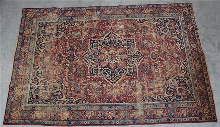 [Tappeti] Tappeto Sarouk, Persia, sec. XX. Disegno a medaglione blu su fondo...