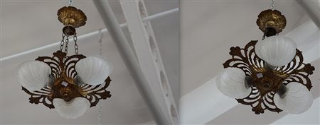 Coppia di lampadari in bronzo a tre luci con coppe in vetro a valva di...