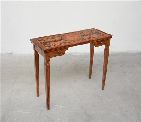 Antico tavolino d'appoggio con piano intarsiato a volute, fiori e mascherone...