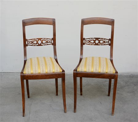 Coppia di sedie in noce con schienale a cartella traforata e gambe a...