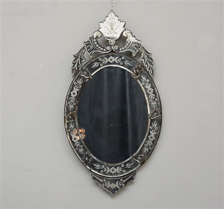 Specchio con fregi sagomati traforati decorato a fiori e motivi stilizzati....