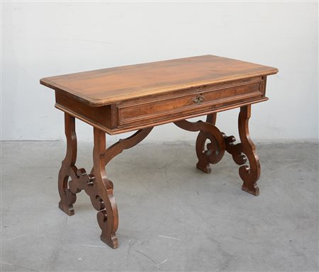 Antico scrittoio fratino in noce ad un cassetto sottopiano. Gambe e traverse...