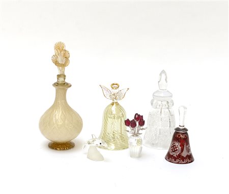 Gruppo di sei oggetti diversi in cristallo e vetro