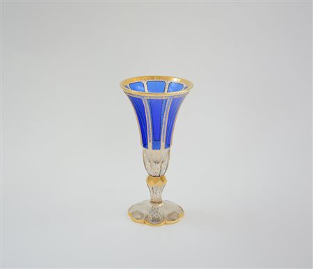 Manifattura di Boemia. Vaso a calice decorato in vetro blu e dorature (h. cm 27)