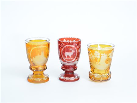 Manifattura di Boemia. Gruppo di tre calici in vetro incisi a scene galanti,...