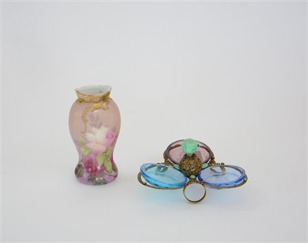 Lotto composto da un vaso francese decorato a rose e un'alzatina in metallo...